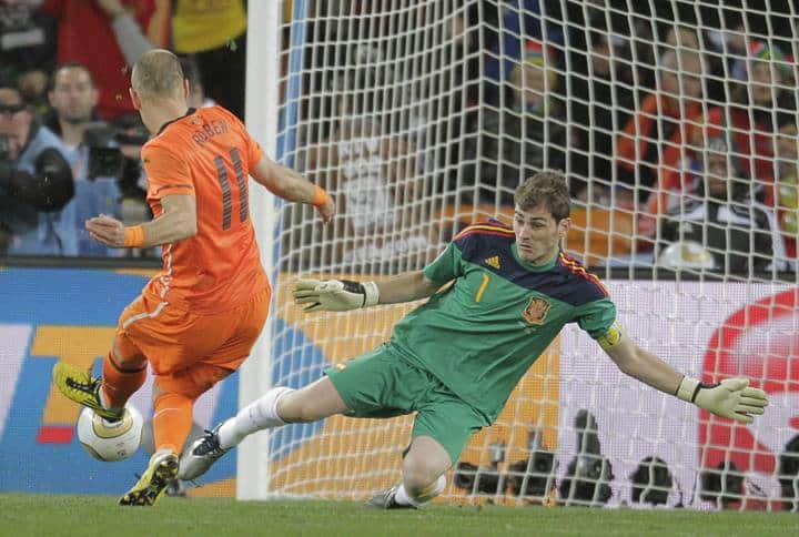 Iker Casillas parada a Robben 
