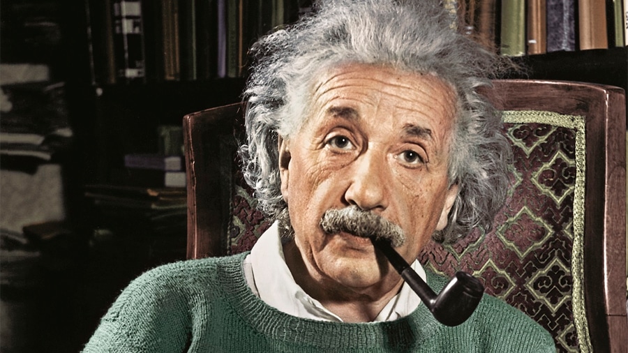 Albert Einstein fumando 