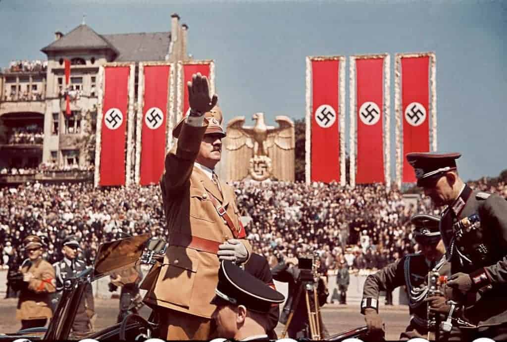Hitler con el saludo nazi 