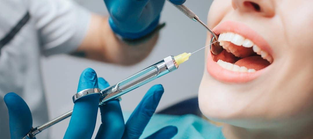 Dentista con anestesia 