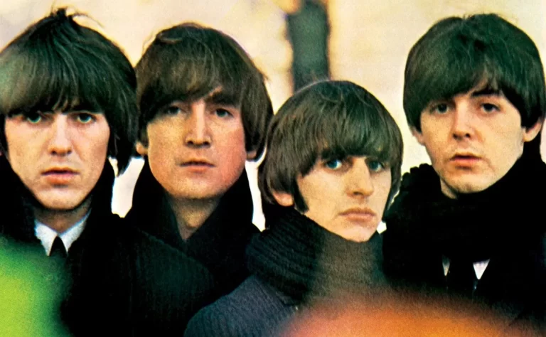 ¿Qué miembro de los "The Beatles" aparece descalzo en la portada del disco "Abbey Road"?