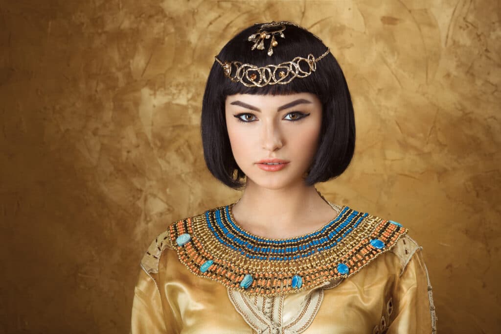 ¿Con qué edad llegó Cleopatra al trono?