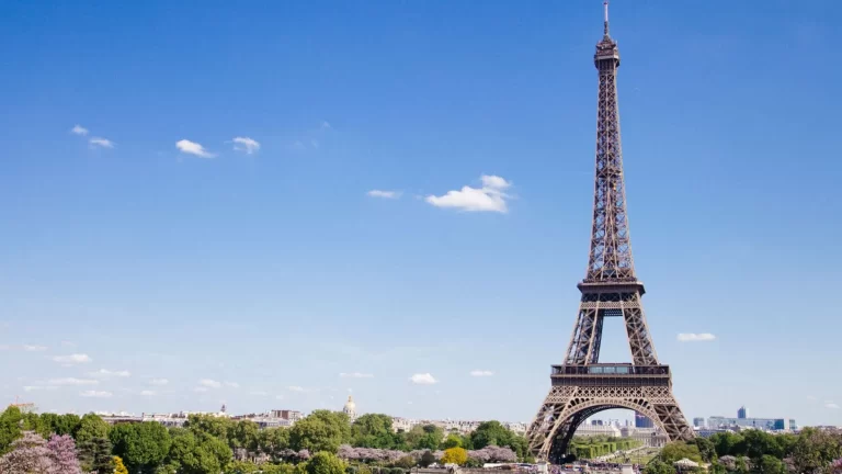 ¿Es verdad que la Torre Eiffel fue desmontada en 1962?